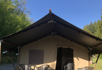 Tienda safari con terraza y muebles de exterior en Camping Bockenauer Schweiz, Alemania, día soleado