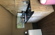 Keukengedeelte in een safaritent bij Camping Bockenauer Schweiz met houten aanrecht, wasbak en koelkast.
