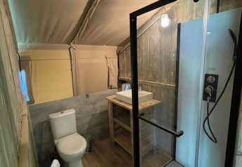 Bagno moderno in tenda safari con servizi igienici al Camping Bockenauer Schweiz, Germania.