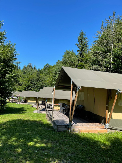 Safaritenten op Camping Bockenauer Schweiz in Duitsland, opgesteld op houten terrassen bij helder weer.