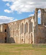 Ruinas de una antigua abadía cerca de La Flocellière, Pays de la Loire, Francia, con arcos de piedra significativos.