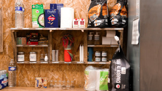 Despensa bien surtida con alimentos y básicos en Feather Down Les Jardins des Coccinelles, Bretaña, Francia.