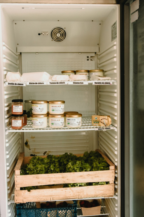 Frigo met geitenkaas, groenten en potjes bij Feather Down Les Jardins des Coccinelles, Bretagne, Frankrijk.