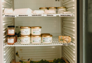 Frigo met geitenkaas, groenten en potjes bij Feather Down Les Jardins des Coccinelles, Bretagne, Frankrijk.