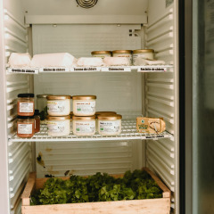 Nevera con quesos de cabra franceses, verduras y cremas en Feather Down Les Jardins des Coccinelles, Bretaña.