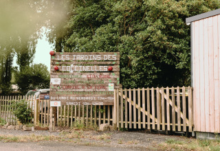 Eingangsschild zu Les Jardins des Coccinelles, einem Ferienpark und Bauernhof in der Bretagne, Frankreich