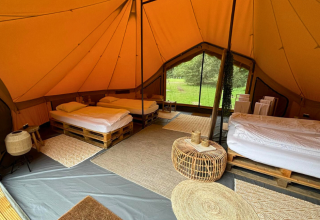 Interieur van de safari tent Bivak Deluxe - Gent bij Urban-Gardens in België met gezellige inrichting.