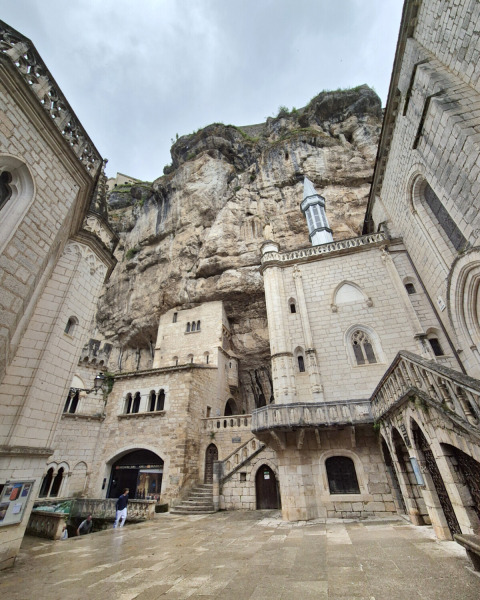 Edificios antiguos de piedra integrados en un acantilado en Camping Pittoresque, Occitanie, Francia.