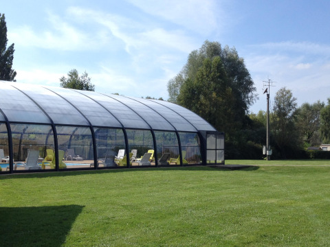 Piscina coperta con sedie a sdraio al Camping Seasonova Les Marguerites in Hauts-de-France, Francia.