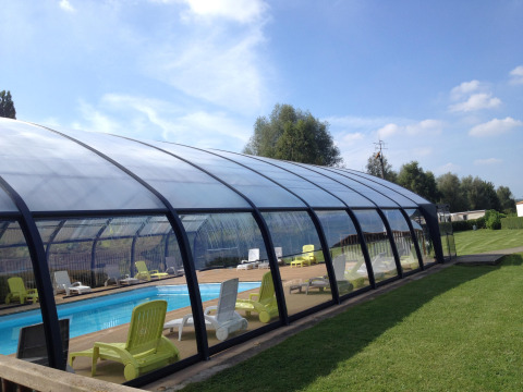 Overdækket swimmingpool med liggestole på Camping Seasonova Les Marguerites, Hauts-de-France, Frankrig