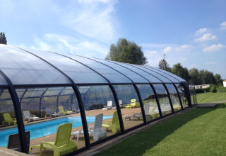 Overdækket swimmingpool med liggestole på Camping Seasonova Les Marguerites, Hauts-de-France, Frankrig