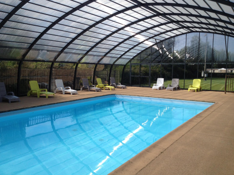 Piscina cubierta con tumbonas en Camping Seasonova Les Marguerites en Hauts-de-France, Francia.