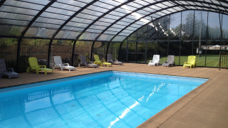 Piscina cubierta con tumbonas en Camping Seasonova Les Marguerites en Hauts-de-France, Francia.