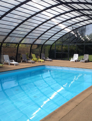 Piscina cubierta con tumbonas en Camping Seasonova Les Marguerites en Hauts-de-France, Francia.