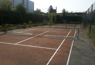 Ongebruikelijk tennisveld met vreemde lijnen bij Camping Seasonova Les Marguerites in Hauts-de-France, Frankrijk.