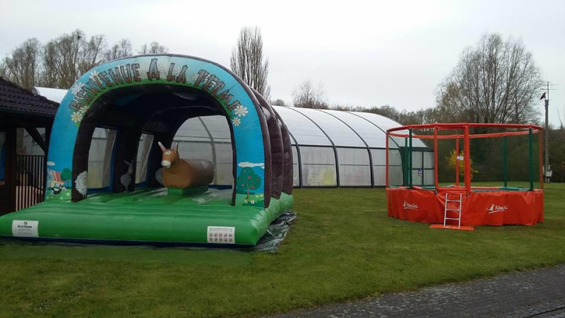 Springkussen en trampoline op het gras bij Camping Seasonova Les Marguerites, Hauts-de-France, Frankrijk.