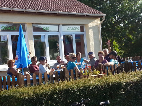 Gruppe campister nyder drikkevarer udendørs ved Camping Seasonova Les Marguerites i Hauts-de-France, Frankrig.