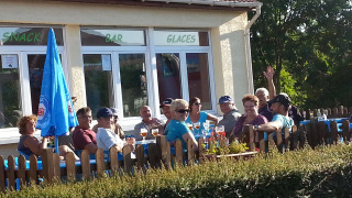 Grupo de campistas disfrutando bebidas al aire libre en Camping Seasonova Les Marguerites, Hauts-de-France, Francia.