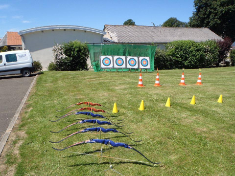 Bögen und Zielscheiben für Bogenschießen auf dem Rasen im Camping Seasonova Les Marguerites, Hauts-de-France.