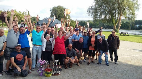 Stor gruppe campister fejrer sammen med hænderne i vejret ved Camping Seasonova Les Marguerites, Hauts-de-France.