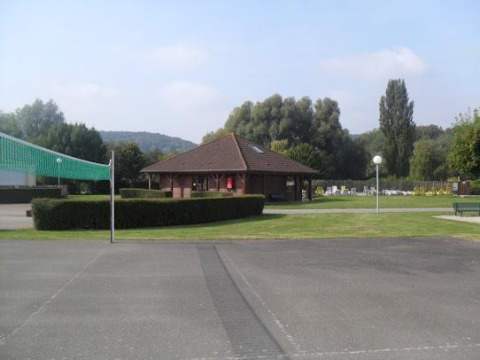 Billede af Camping Seasonova Les Marguerites feriepark i Hauts-de-France, Frankrig, med grønne områder og bygninger.
