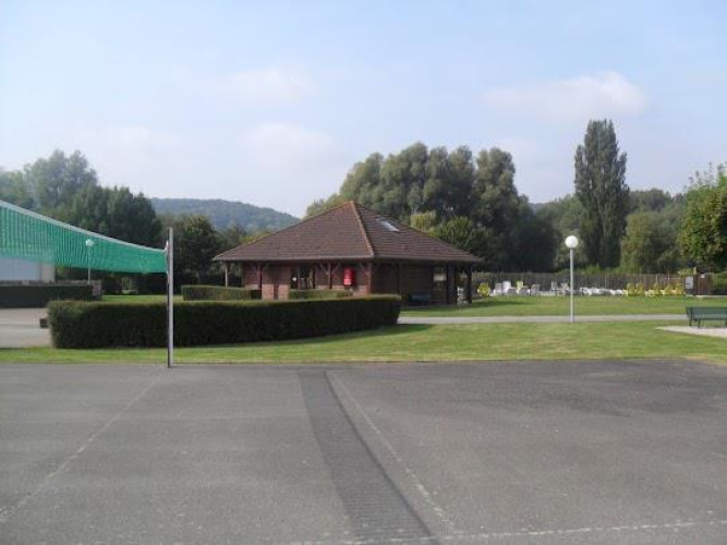 Foto van vakantiepark Camping Seasonova Les Marguerites in Hauts-de-France, Frankrijk, met gras en gebouwen.