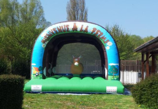 Udsigt til oppustelig hoppeborg ved Camping Seasonova Les Marguerites i Hauts-de-France, Frankrig.