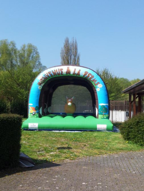 Castello gonfiabile al Camping Seasonova Les Marguerites, parco vacanze in Hauts-de-France, Francia.