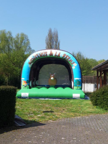 Springkussen bij Camping Seasonova Les Marguerites, vakantiepark in Hauts-de-France, Frankrijk.