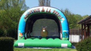 Castillo hinchable en Camping Seasonova Les Marguerites, parque vacacional en Hauts-de-France, Francia.