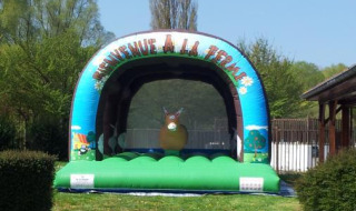 Castillo hinchable en Camping Seasonova Les Marguerites, parque vacacional en Hauts-de-France, Francia.