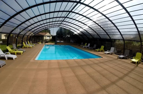 Overdækket swimmingpool med liggestole på Camping Seasonova Les Marguerites, Hauts-de-France, Frankrig.