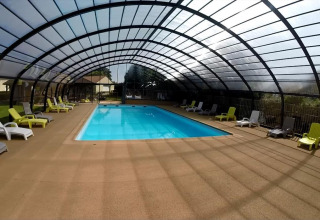 Overdækket swimmingpool med liggestole på Camping Seasonova Les Marguerites, Hauts-de-France, Frankrig.