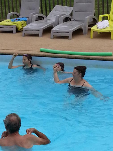 Mensen doen samen wateroefeningen in het zwembad van Camping Seasonova Les Marguerites, Hauts-de-France.