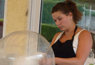 Kvinde laver candyfloss ved en maskine på Camping Seasonova Les Marguerites, Hauts-de-France, Frankrig.