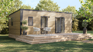 Moderne træhytte med terrasse og havemøbler omringet af grønne træer, set ved Camping Seasonova Les Marguerites.