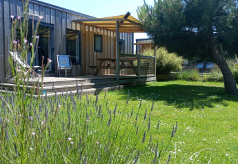 Cottage Prestige Lodge bei Camping Seasonova Etennemare in Frankreich, mit Holzterrasse und Garten.