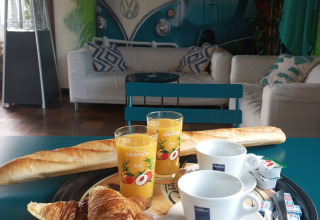 Desayuno francés con croissants, baguette, café y jugo en Prestige Cottage, Camping Seasonova Etennemare, Francia.