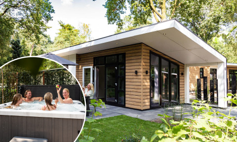 Moderne Silva Wellness lodge met buitenspa en gasten die genieten in het bubbelbad midden in de natuur.