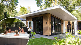 Moderna cabaña Silva Wellness con spa al aire libre y personas disfrutando del jacuzzi rodeados de naturaleza.