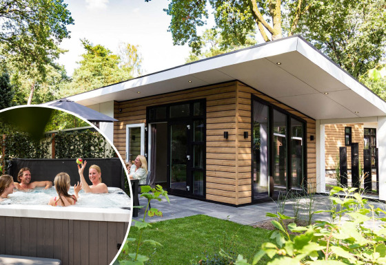 Moderne lodge Silva Wellness med udendørs spa og mennesker, der nyder jacuzzi midt i grøn natur.