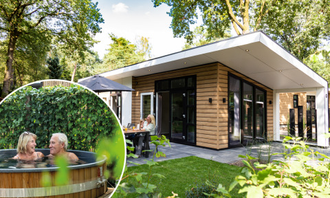 Moderne lodge Silva Wellness met hottub in de tuin, gelukkige gasten genieten van hun verblijf buiten.