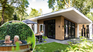 Moderne Silva Wellness lodge met hottub in de tuin, blije gasten genieten ontspannen van de natuur.