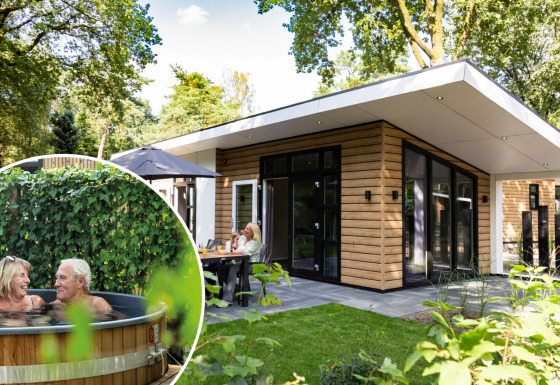 Moderne lodge Silva Wellness met hottub in de tuin, gelukkige gasten genieten van hun verblijf buiten.