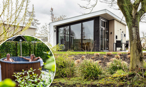 Nature Lodge Wellness in Park Westerkogge, Nederland, met modern chalet en mensen in een bubbelbad buiten.