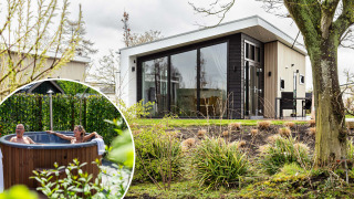 Nature Lodge Wellness en Park Westerkogge, Países Bajos, con lodge moderno y personas en un jacuzzi exterior.