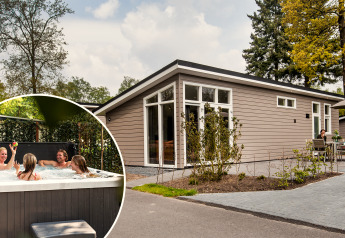 Lodge Rialto Wellness, terrasse moderne et invités profitant d'un spa extérieur entouré de verdure.