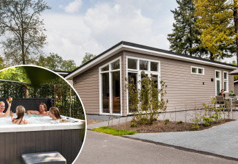 Rialto Wellness Lodge mit moderner Fassade, Terrasse und Gästen im Whirlpool umgeben von Natur.