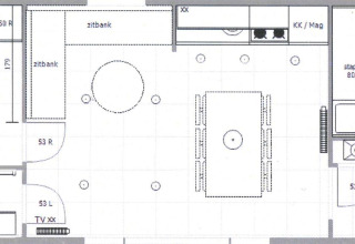 Plano de lujo de un chalet en Recreatiepark De Achterste Hoef, Países Bajos, mostrando habitaciones y cocina.