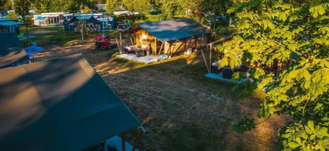 Vista di una tenda safari al Recreatiepark De Achterste Hoef nei Paesi Bassi, circondata dal verde.